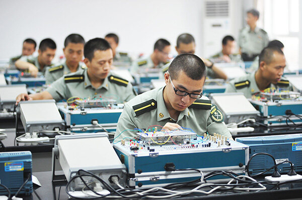 装甲兵工程学院内，学员们正在上课。视觉中国 资料