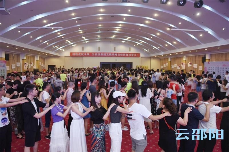 男女青年进行破冰互动游戏
