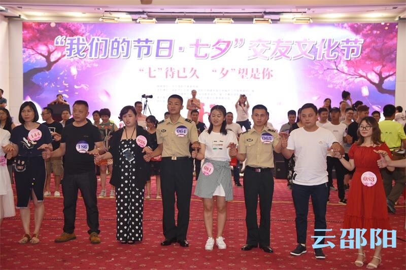男女青年正在参加听字抓手指游戏