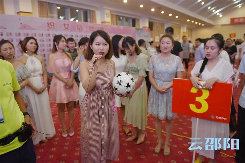 女嘉宾进行抛球交友自我介绍