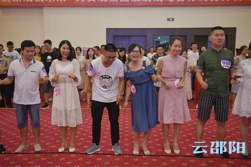男女嘉宾正在参加胜利大逃亡游戏