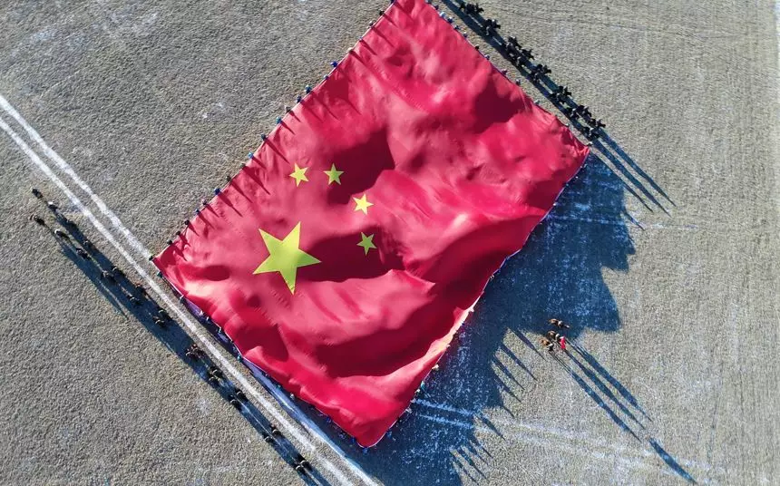 这样震撼的场面展示了祖国的强大,更加体现了草原人民热爱祖国的心.