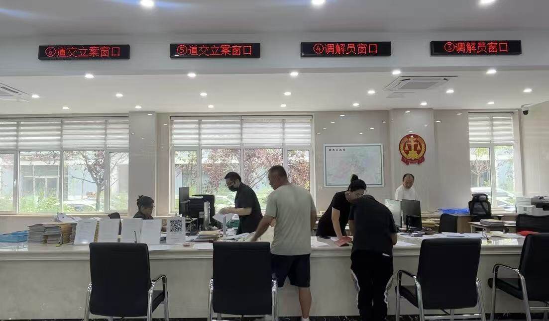崭新的调解室和办事大厅