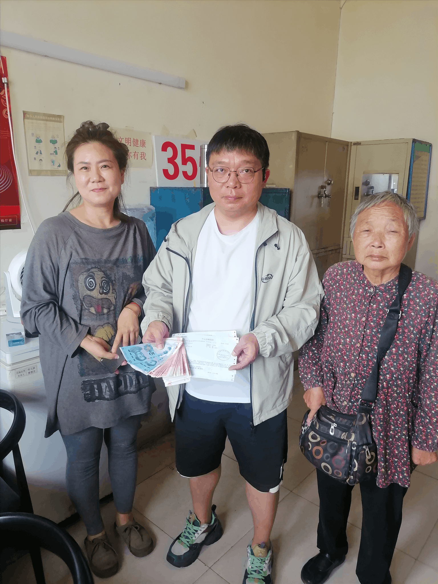 左一为司机熊军燕