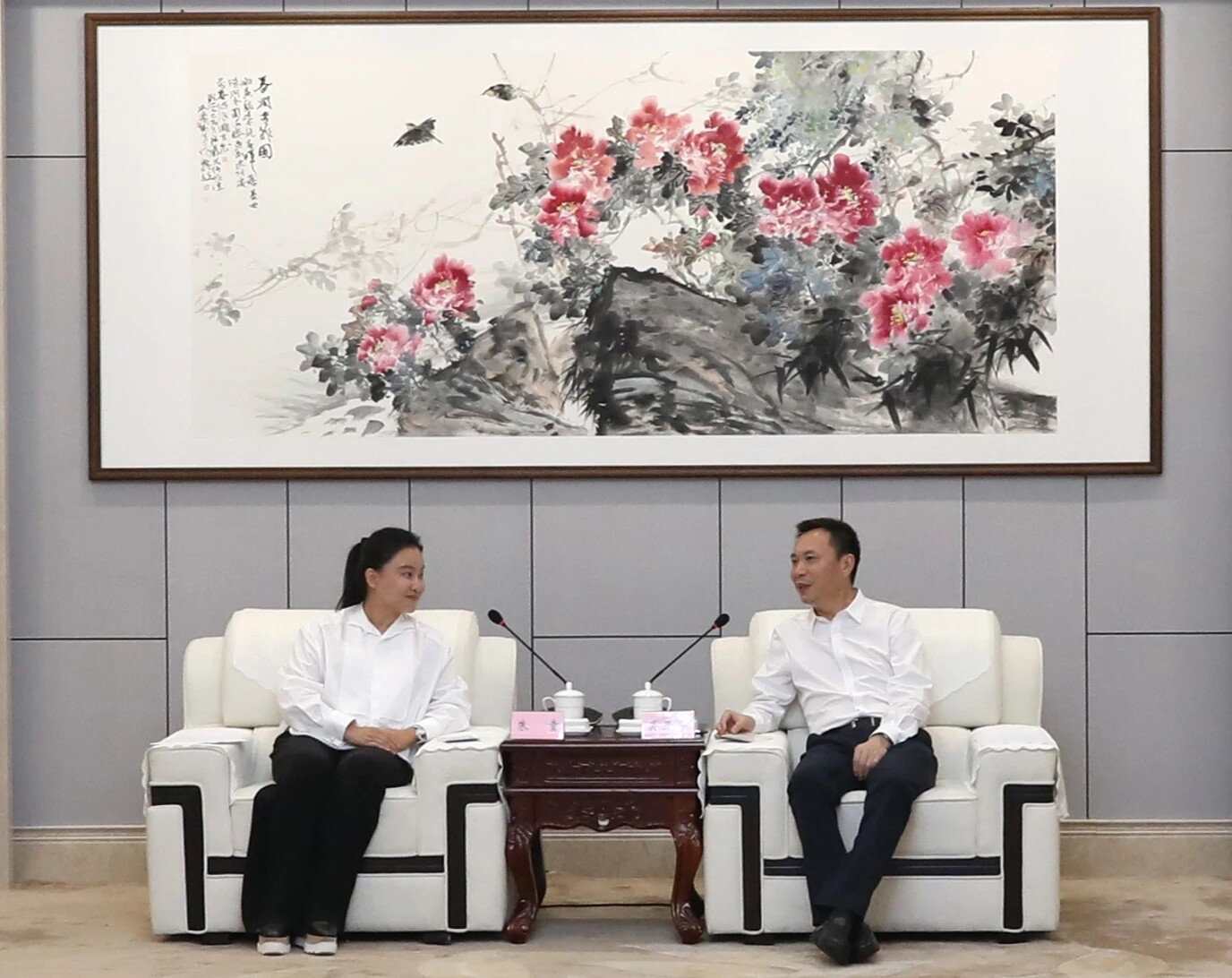 吴开华会见北京任通科技集团有限公司董事长朱童一行并见证签约。 吴开华会见北京任通科技集团有限公司董事长朱童一行并见证签约。