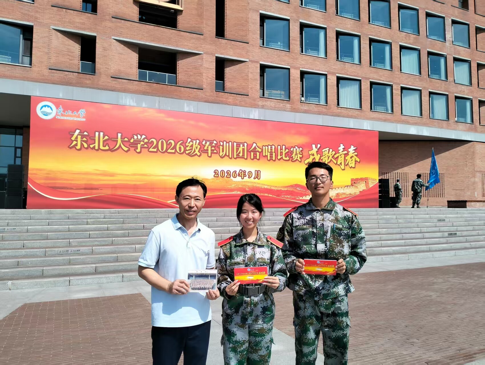 孙凯（左一）与新生曹梦桐（中间）合影留念。
