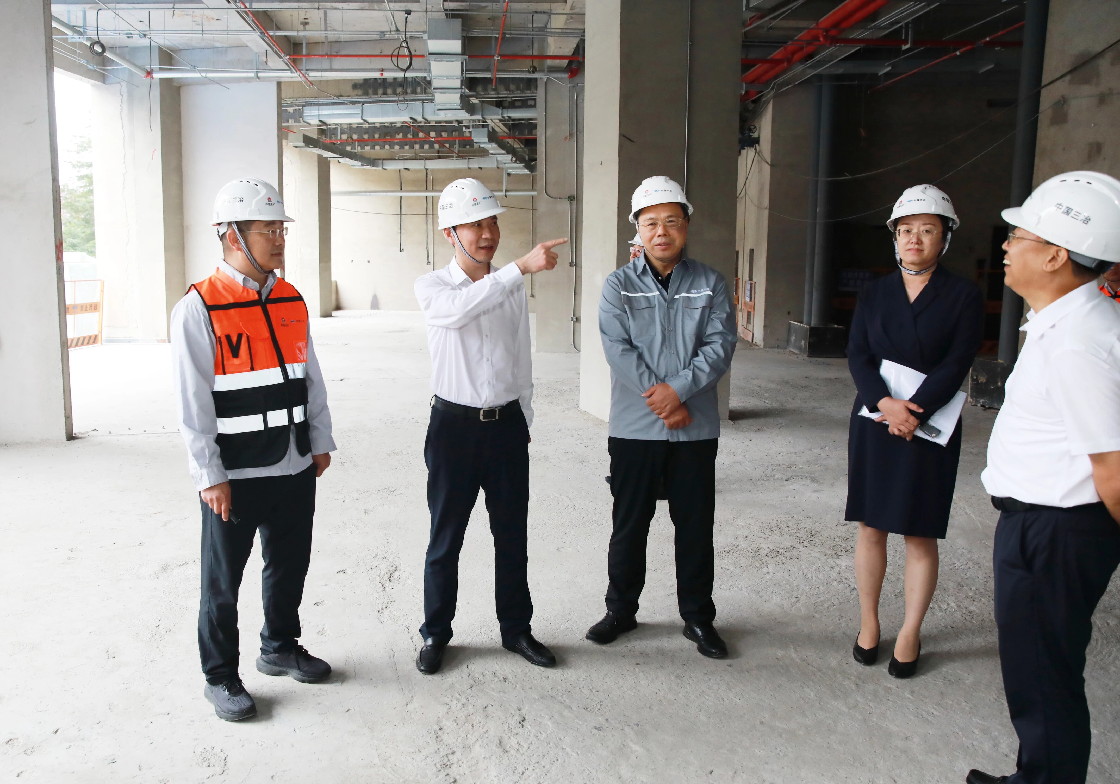 在医大一院鞍山医院项目现场,吴开华详细了解施工组织、建设进度、要素保障等情况。 在医大一院鞍山医院项目现场,吴开华详细了解施工组织、建设进度、要素保障等情况。