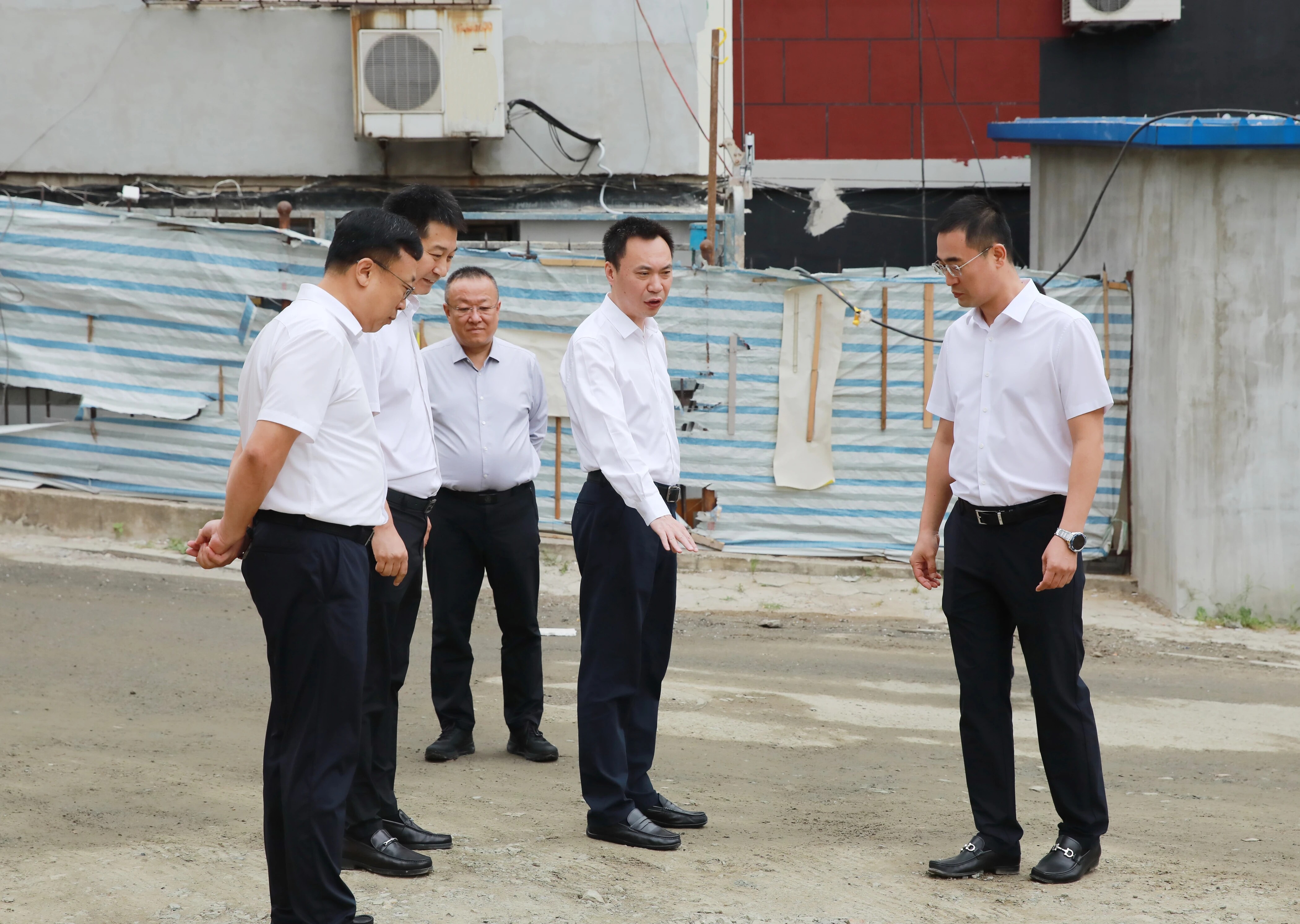 在铁东区翠园社区,吴开华实地察看老旧小区改造施工现场。 在铁东区翠园社区,吴开华实地察看老旧小区改造施工现场。
