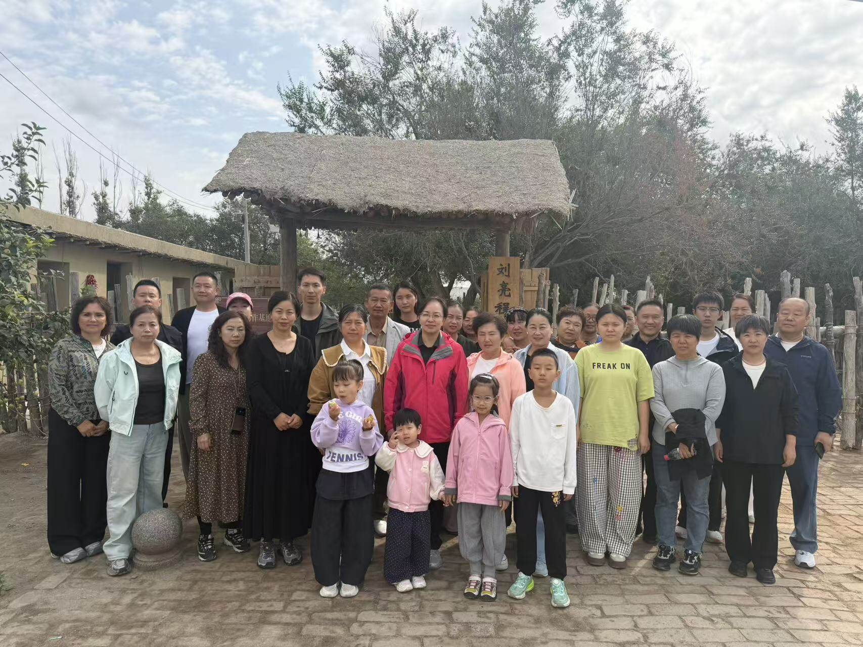 鞍山沙湾两地家庭及妇联工作人员在沙湾合影。