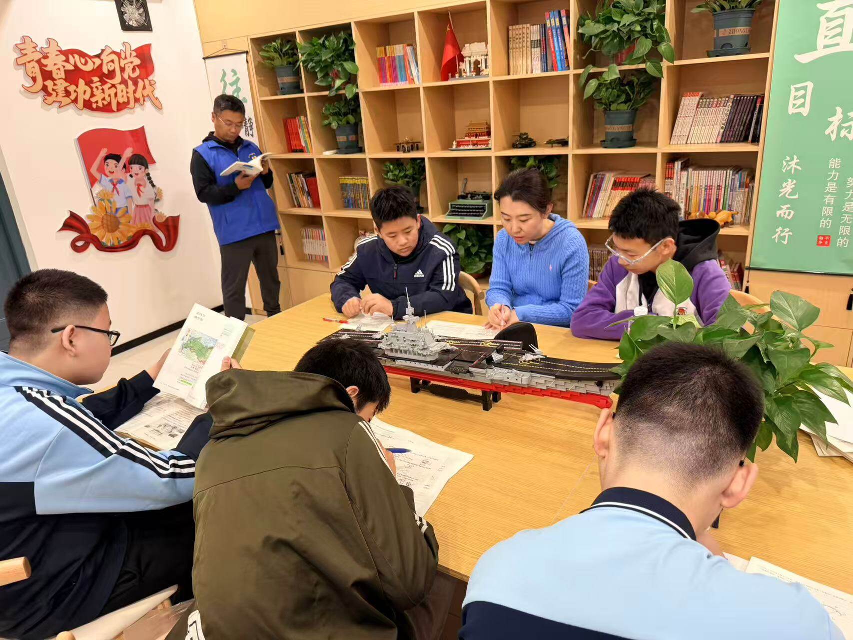 统筹整合各类资源，推出“学校免费托管+社区共享自习+多级场馆开放”三维服务矩阵，构建全方位服务保障网络。