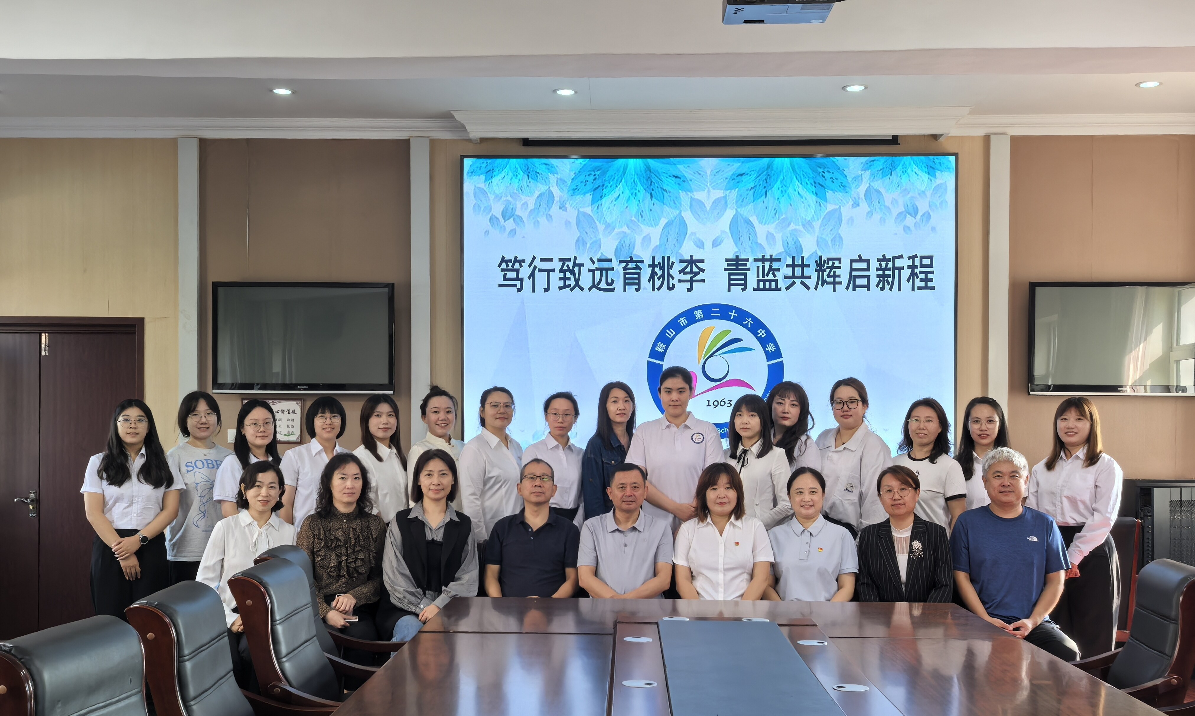 搭建多层次、立体化教师培育平台，全力锻造高素质专业化创新型教师队伍。