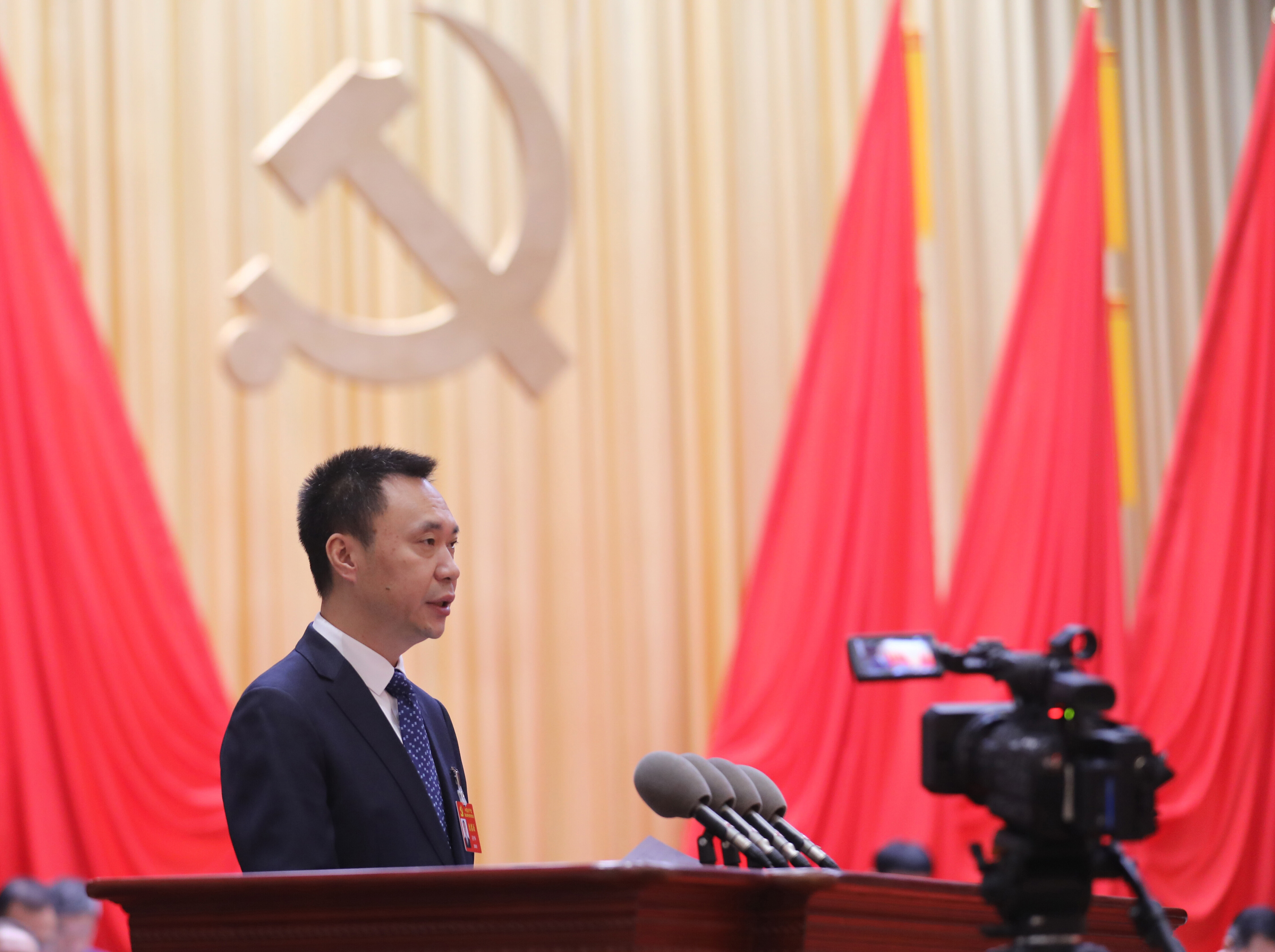吴开华代表中国共产党鞍山市第十三届委员会向大会作报告。