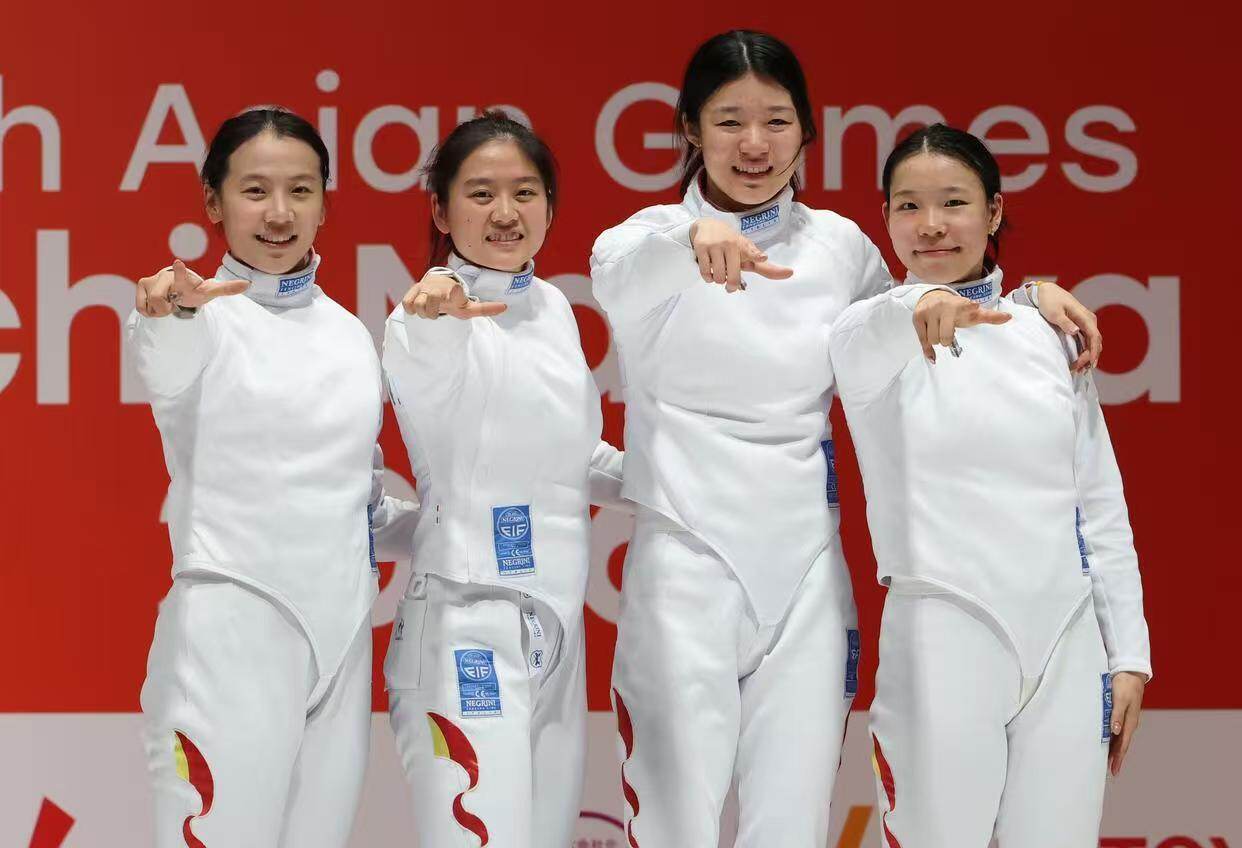 9月25日,中国队选手刘畅、杨静雯、余思涵、唐君瑶(从左至右)在比赛后庆祝胜利。来源:新华社