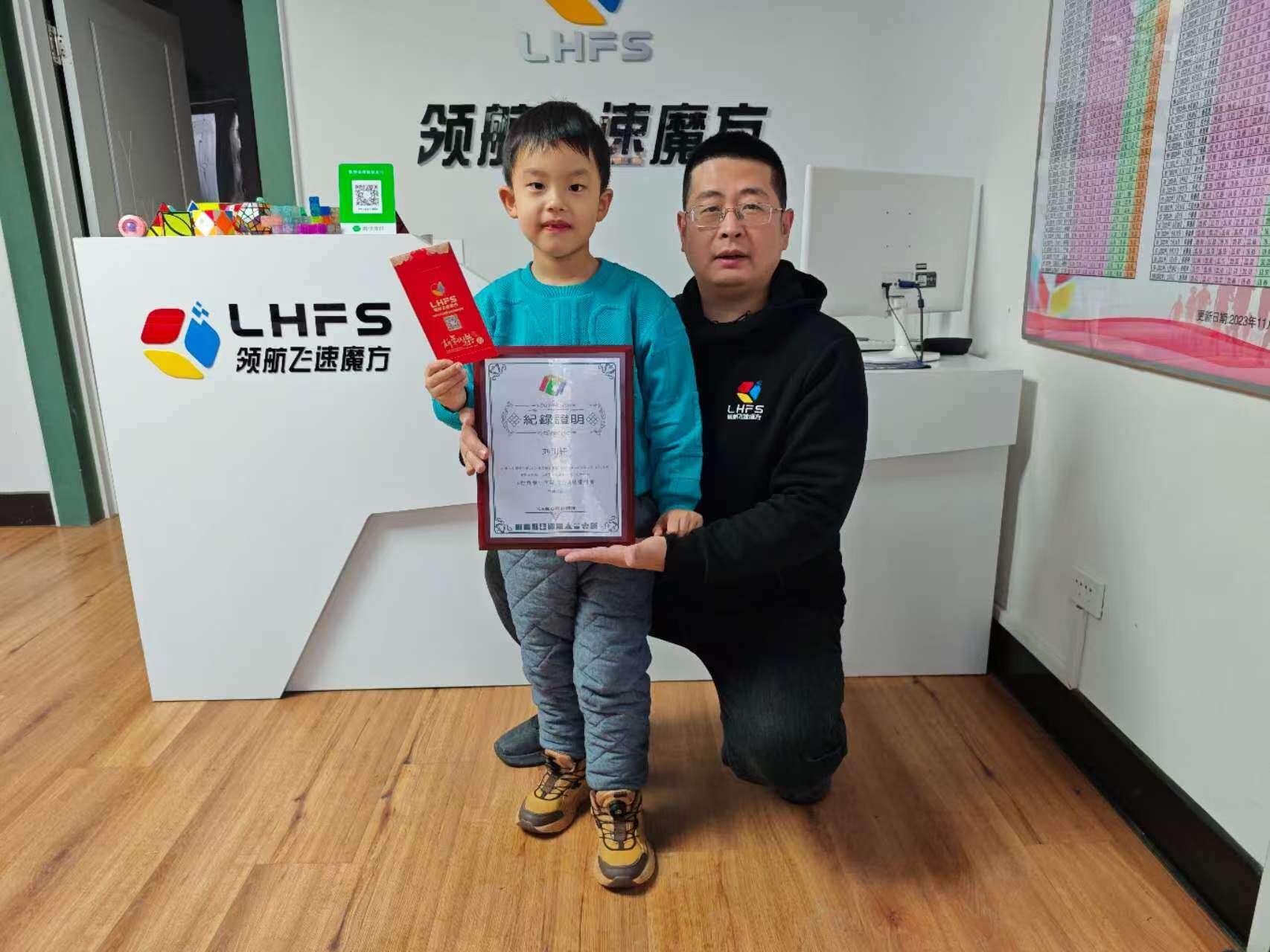 刘明轩于2023年12月16日考取A4并创造世界最小年龄A段的获得者纪录时拍照留念。