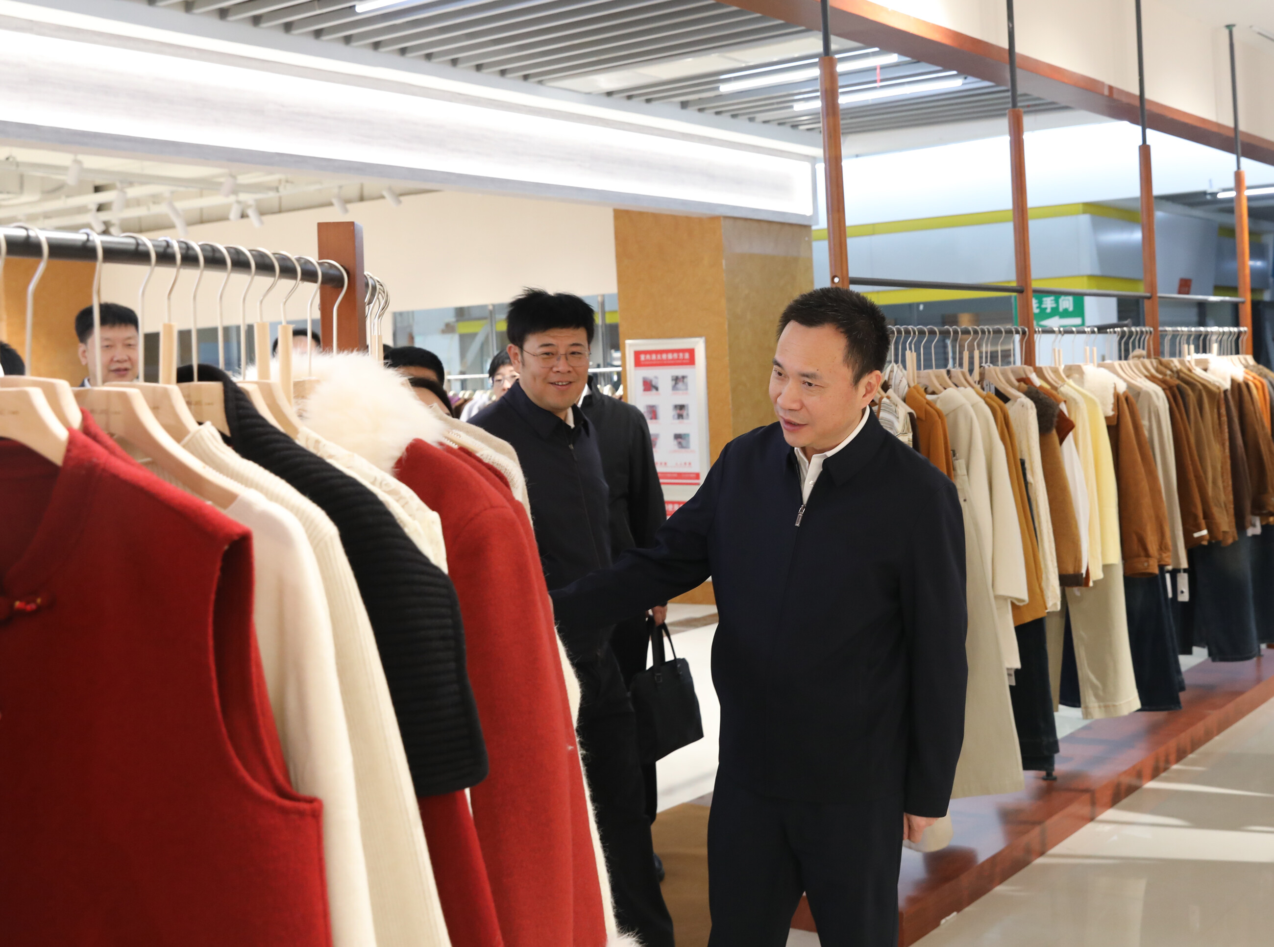 吴开华到海城义乌小商品城调研。 吴开华到海城义乌小商品城调研。