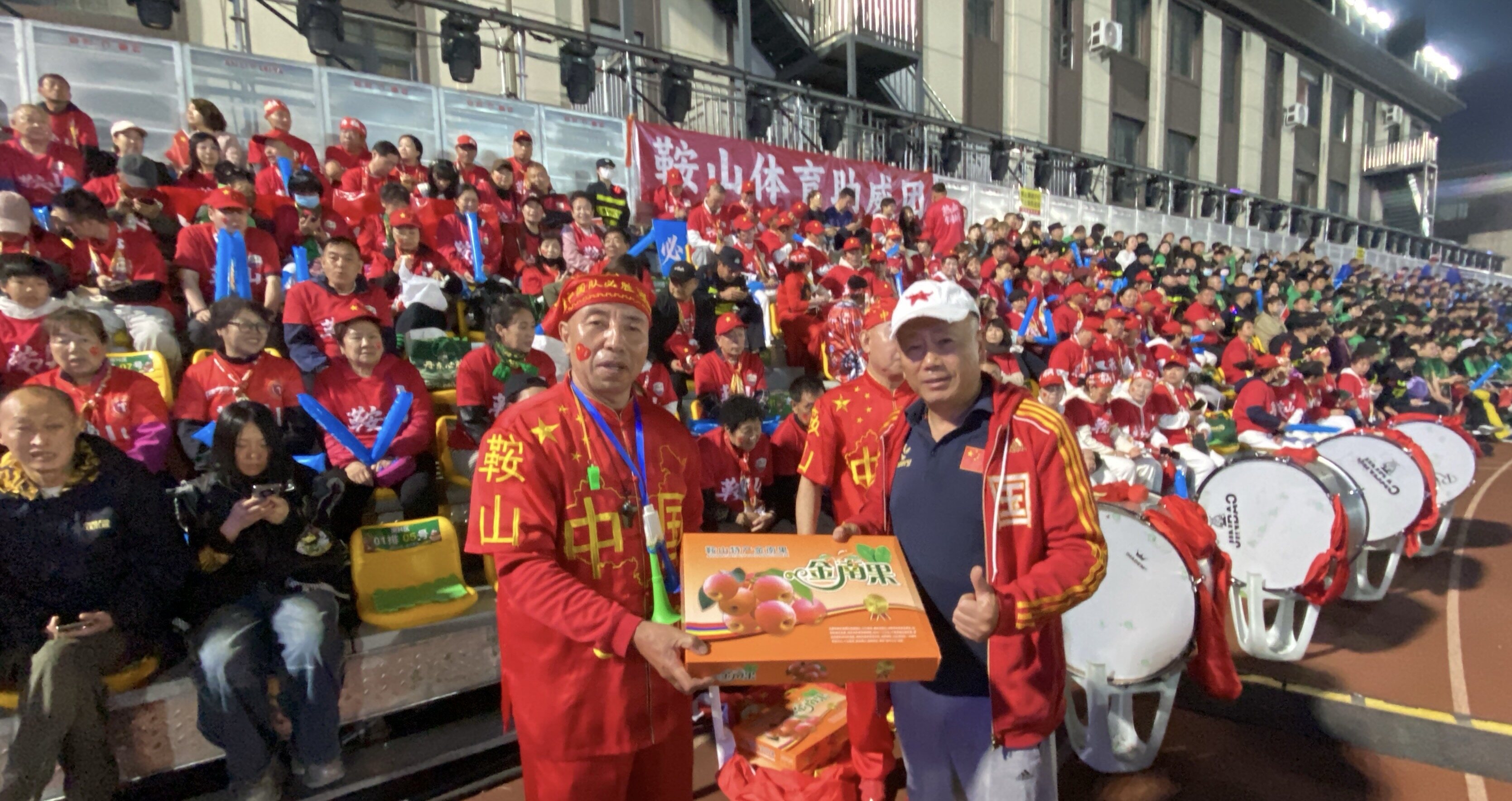 鞍山球迷助威团团长老曲（左）、丹东市球迷协会会长姜宁（右）。