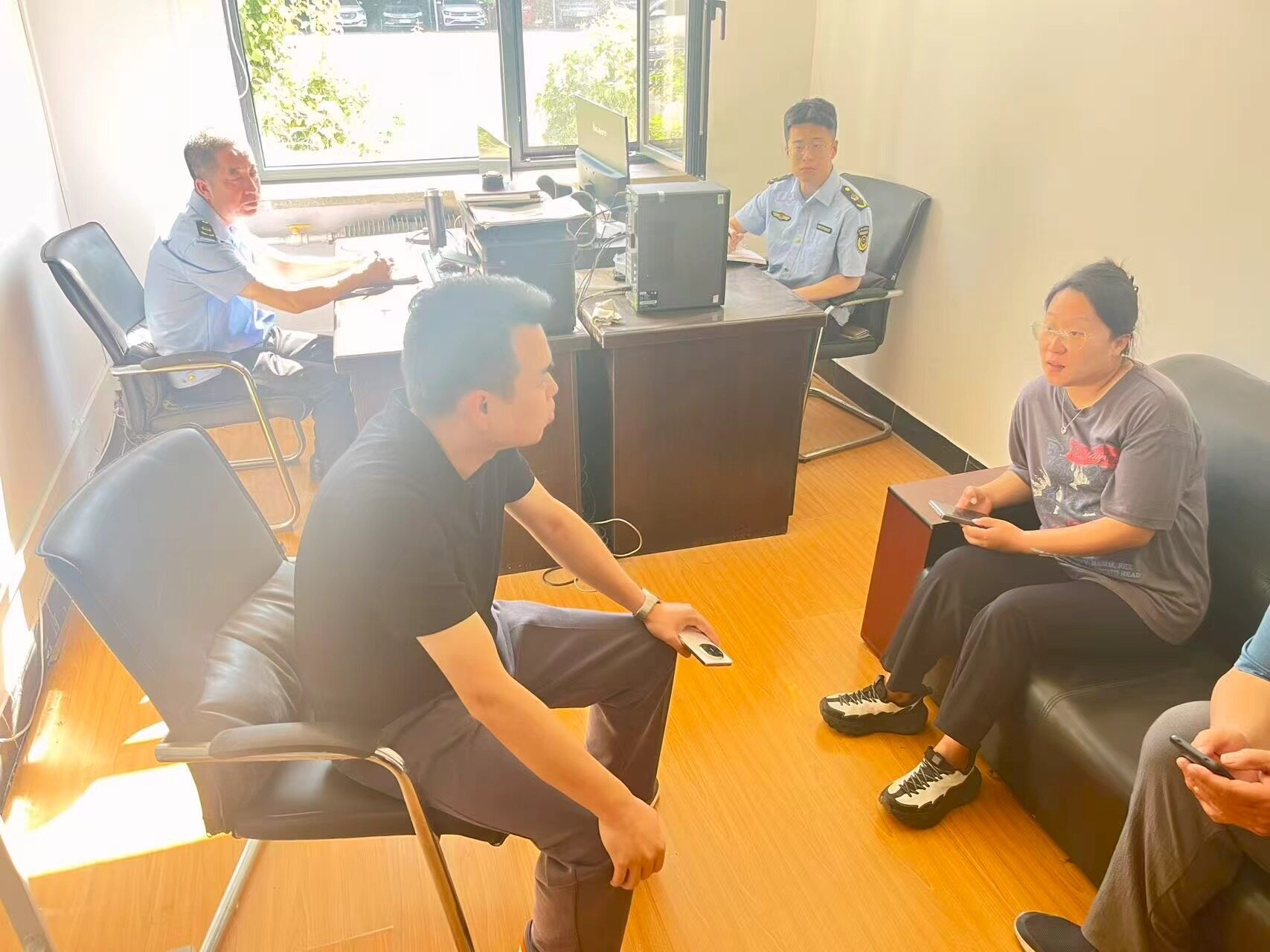 冷饮厂负责人向市场监督管理局和警方反映情况