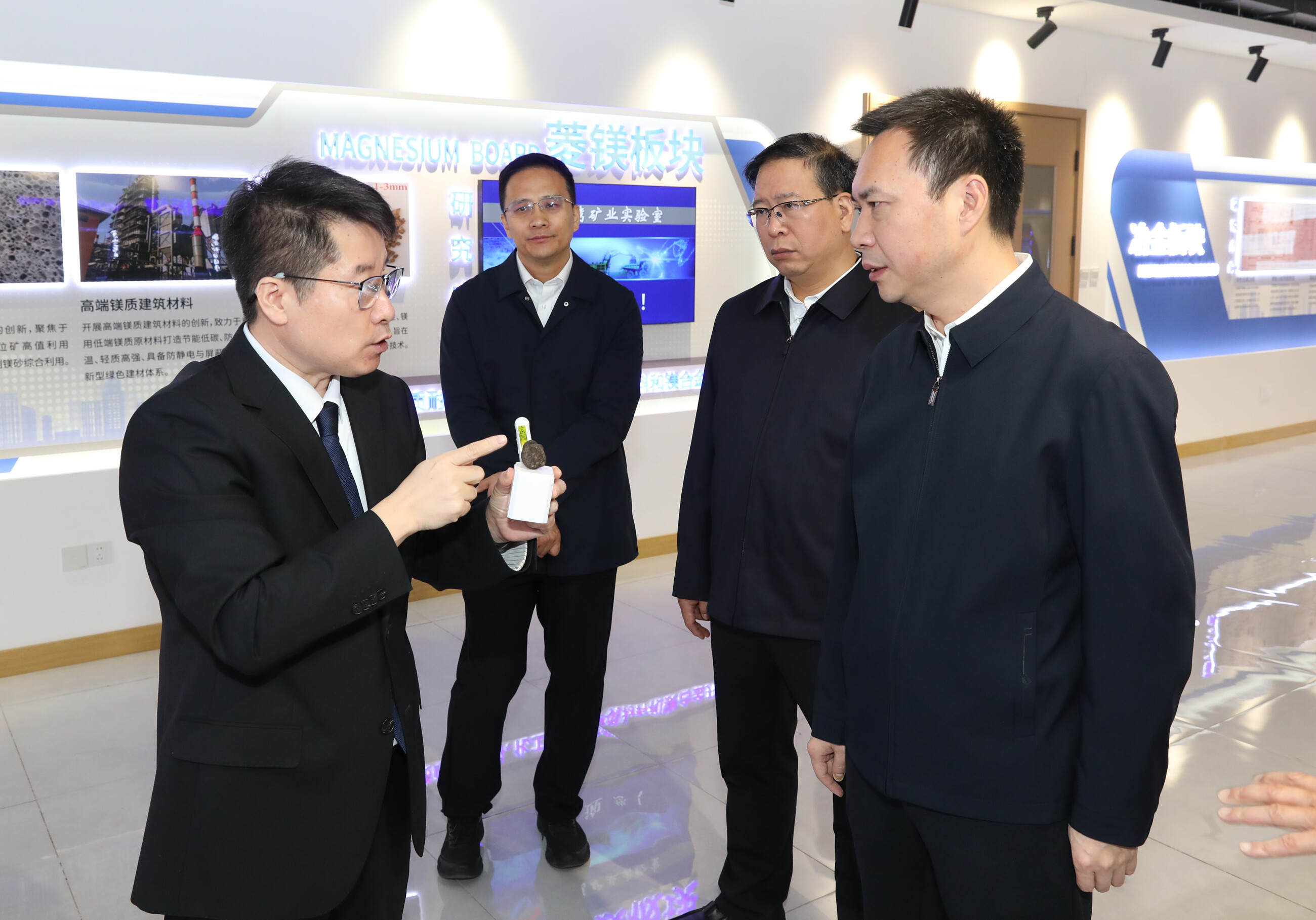 吴开华到辽宁科技大学千山湾矿业实验室调研。 吴开华到辽宁科技大学千山湾矿业实验室调研。