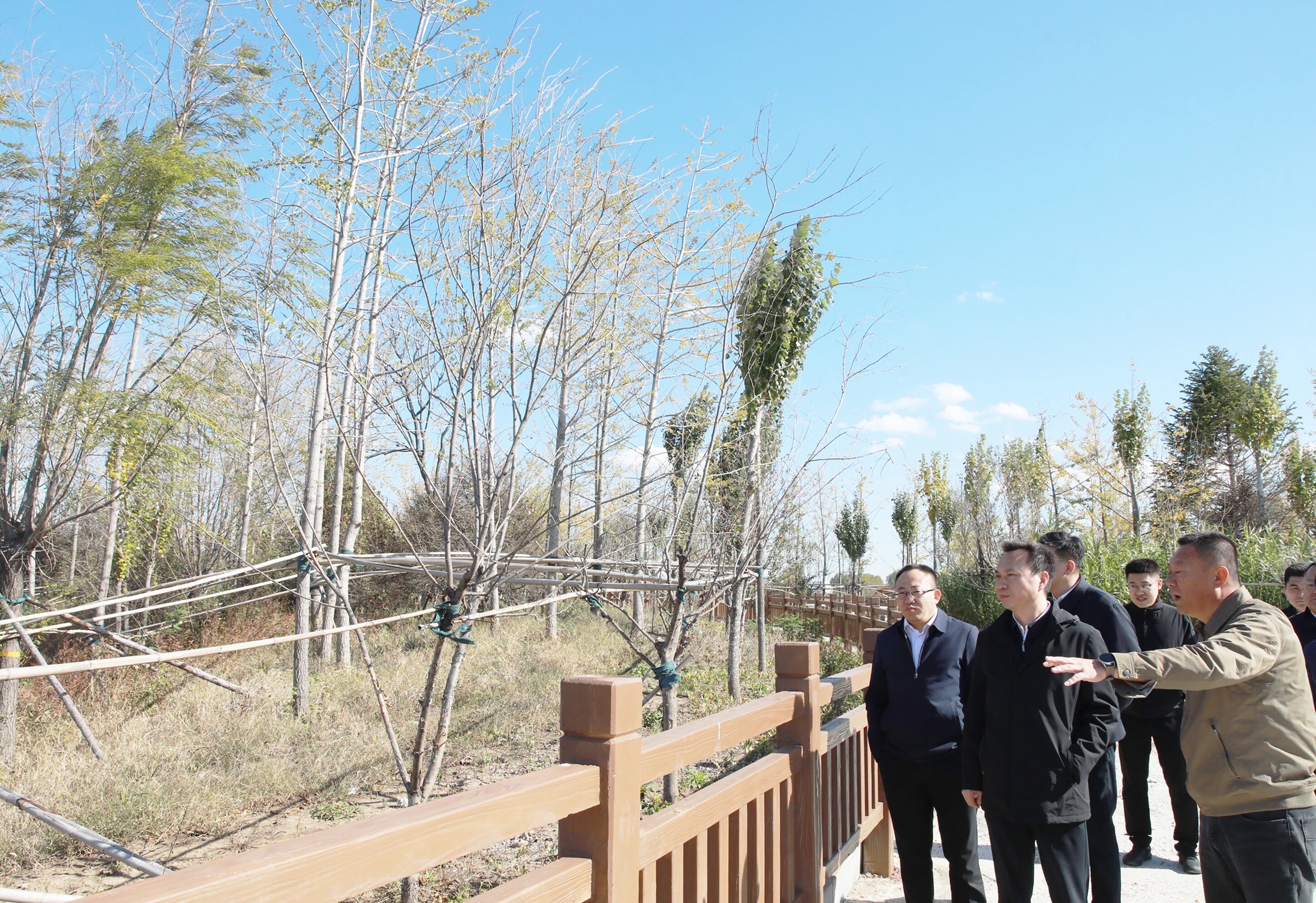 吴开华实地踏勘凤凰湖水生态环境综合治理与修复项目。 吴开华实地踏勘凤凰湖水生态环境综合治理与修复项目。