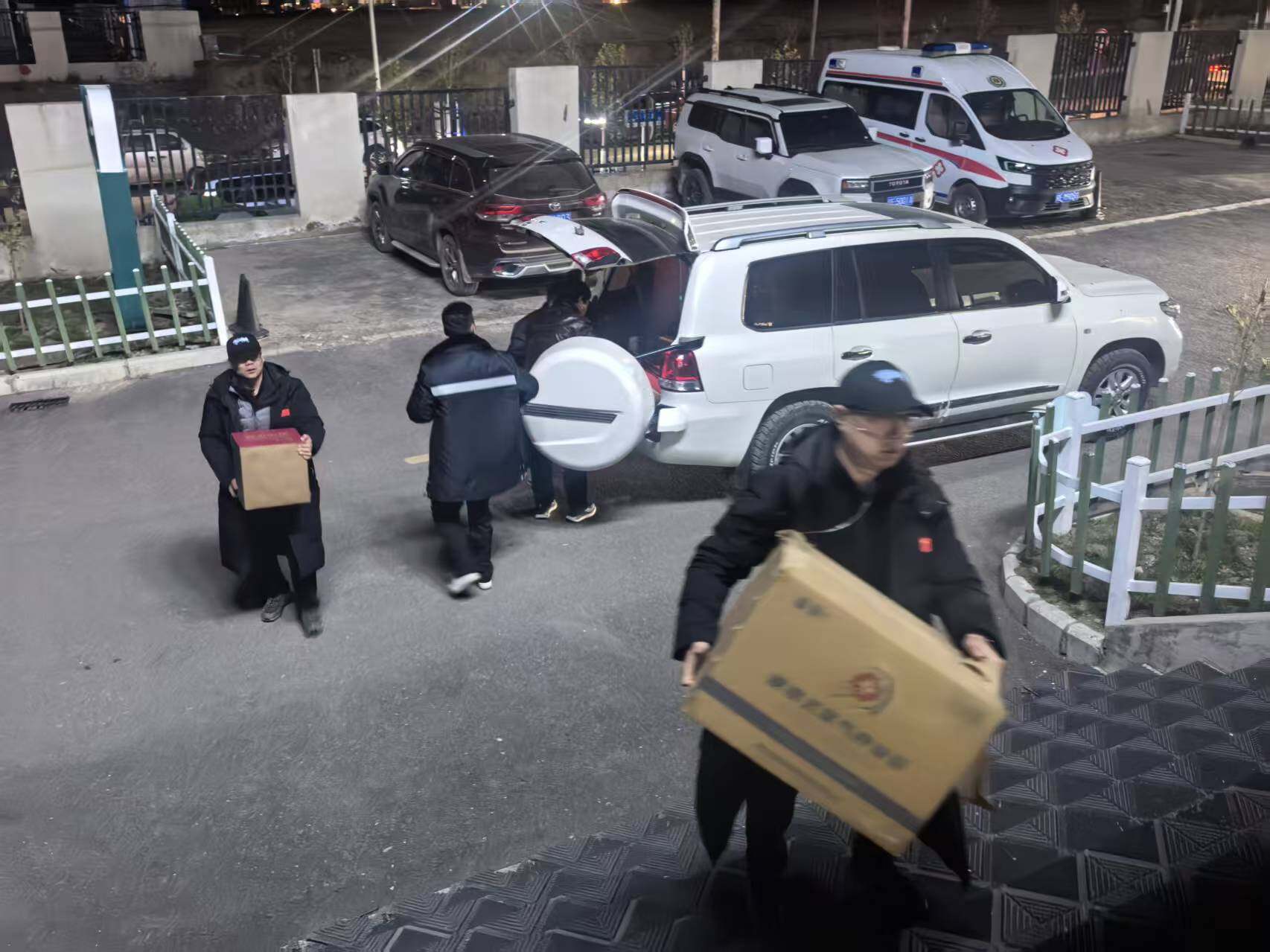 左一为宝春辉。 左一为宝春辉。