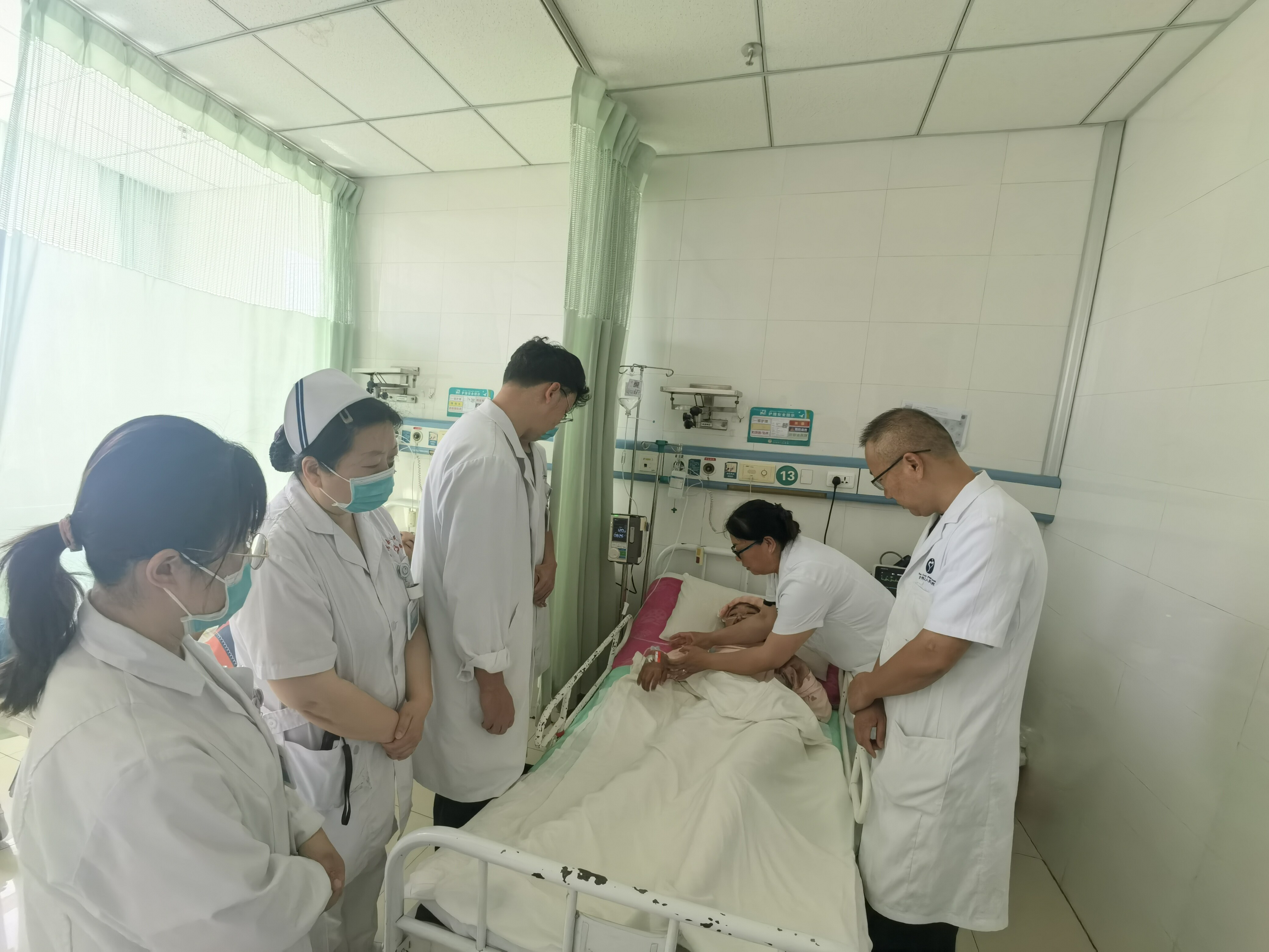张丽兰（右二）正在查房。