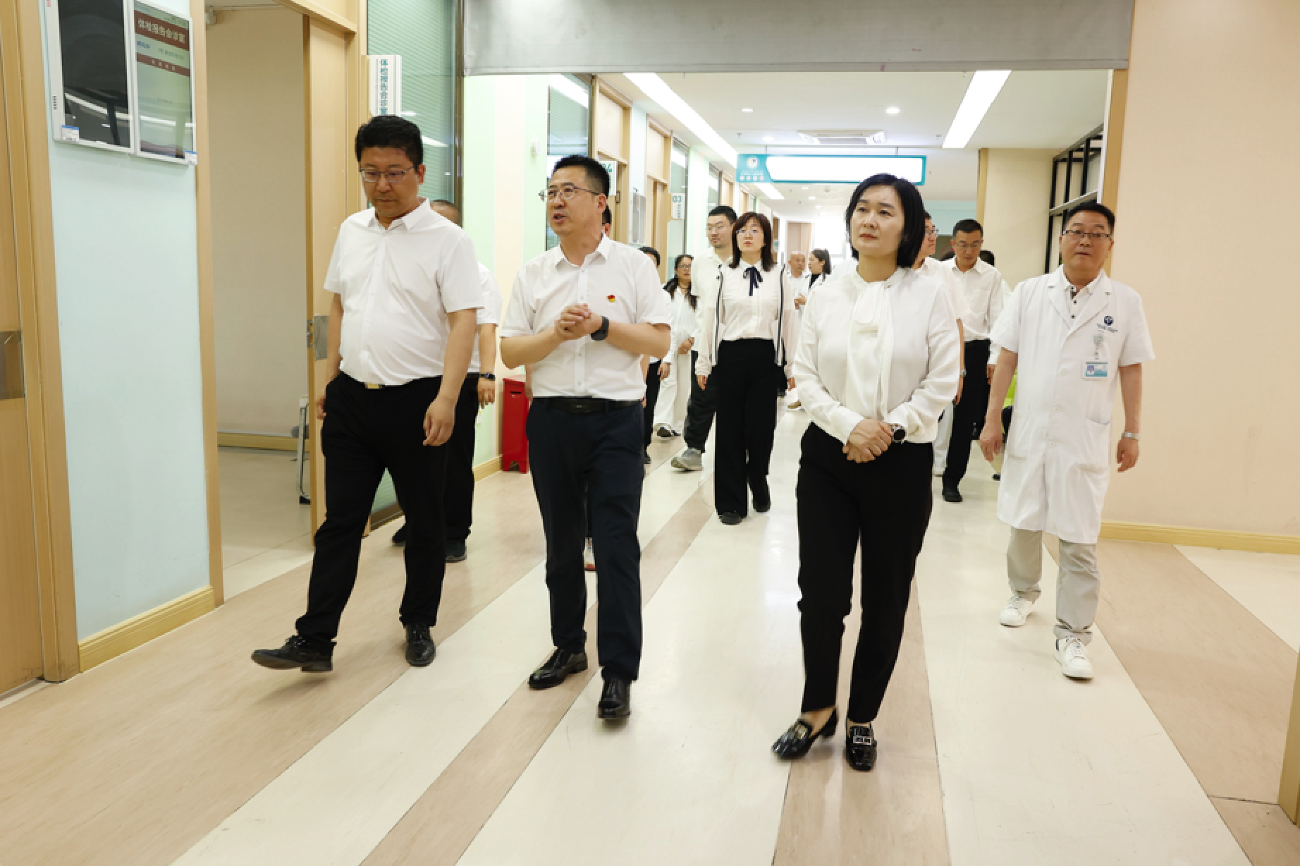 鞍山援疆工作队赴沙湾市人民医院实地考察，了解医院配置与学科发展难点，明确帮扶方向。