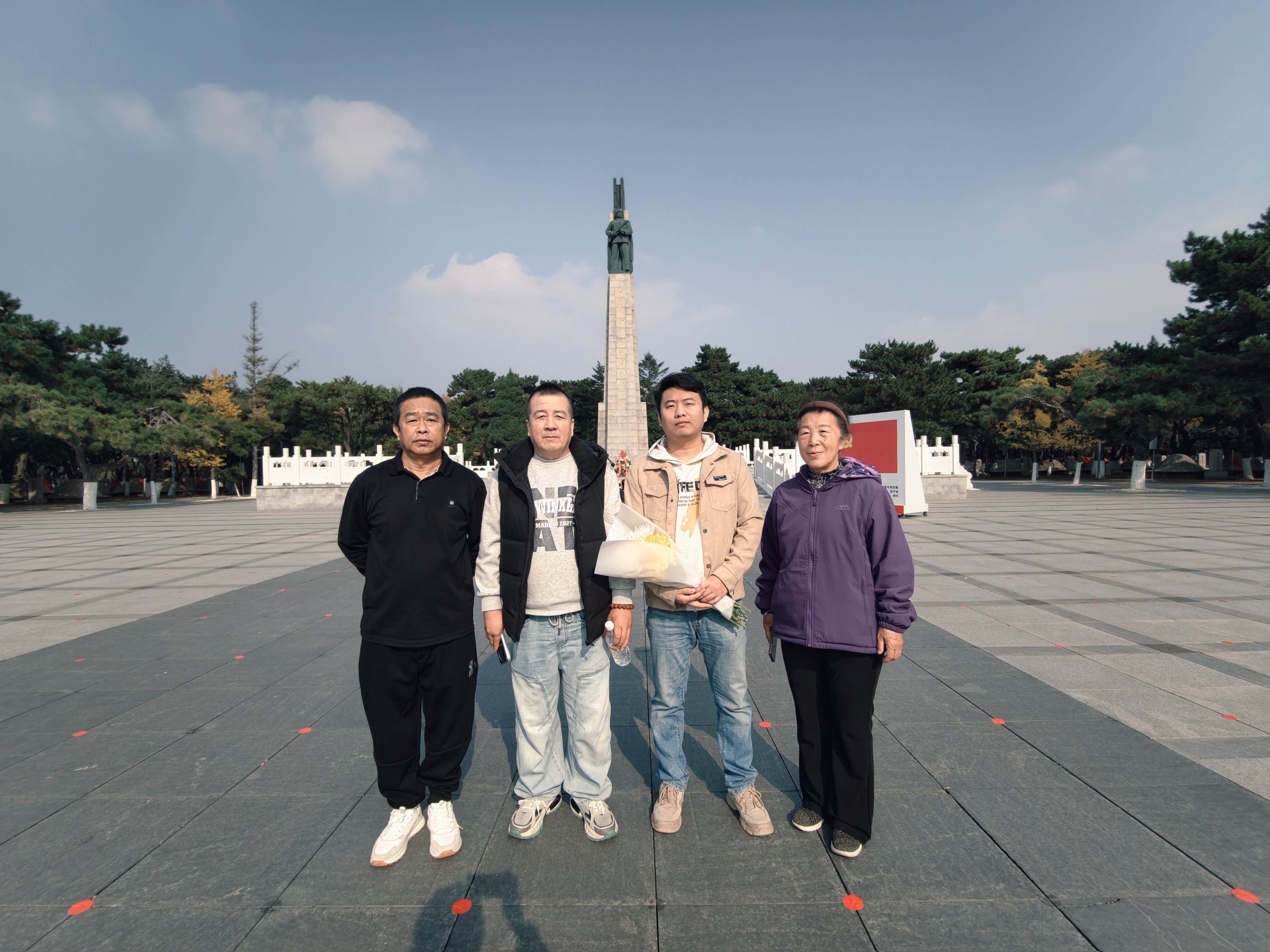 爱心人士在烈士陵园合影 爱心人士在烈士陵园合影