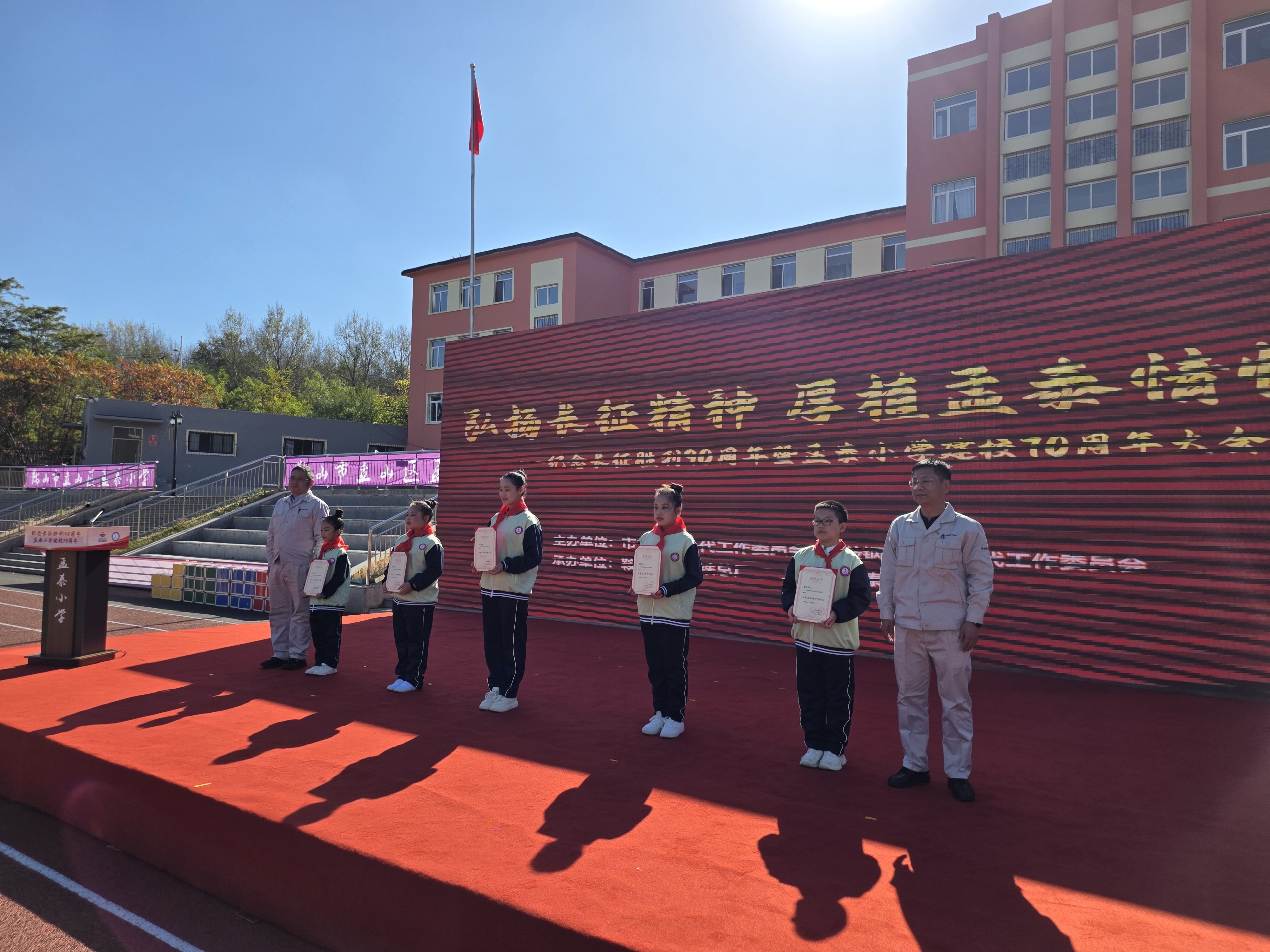 赓续红色薪火 致敬鞍钢劳模先辈4.jpg
