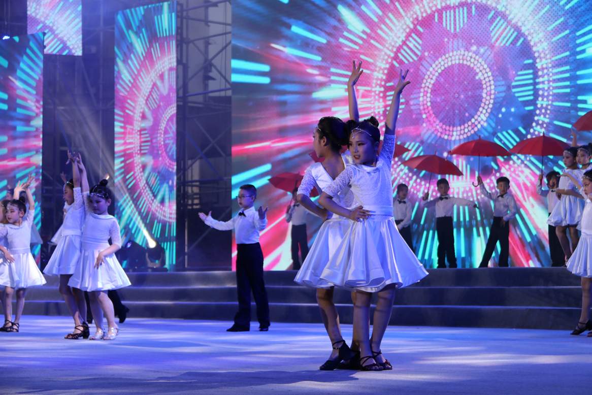 南充十中奏响"春之韵" 艺术之花开满校园