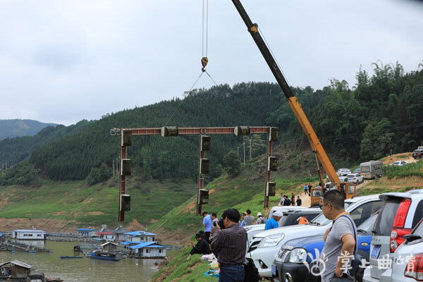 拆除网箱。 拆除网箱。