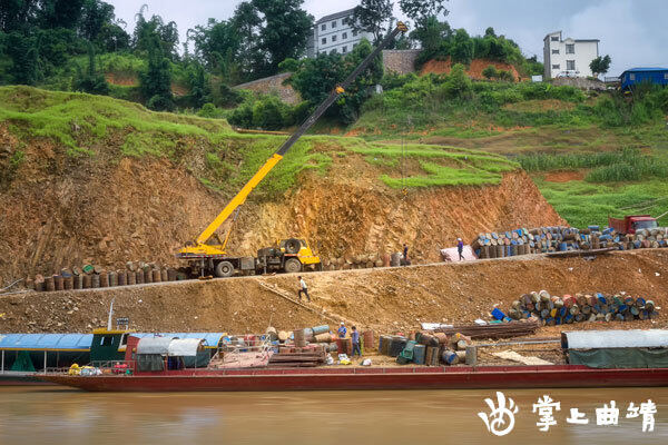 三江口,村民拆除网箱后,岸边堆满了浮筒。 三江口,村民拆除网箱后,岸边堆满了浮筒。