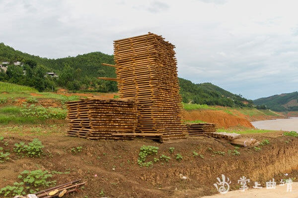 码头上堆的木材。 码头上堆的木材。