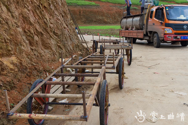 村民把拆除网箱后的材料制成小推车。 村民把拆除网箱后的材料制成小推车。