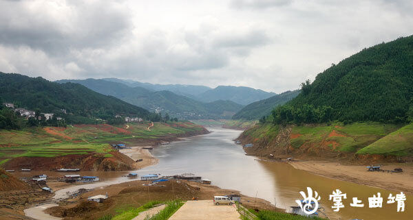 三江口码头,村民响应号召,拆除网箱,很多网箱已经拖到岸边。 三江口码头,村民响应号召,拆除网箱,很多网箱已经拖到岸边。