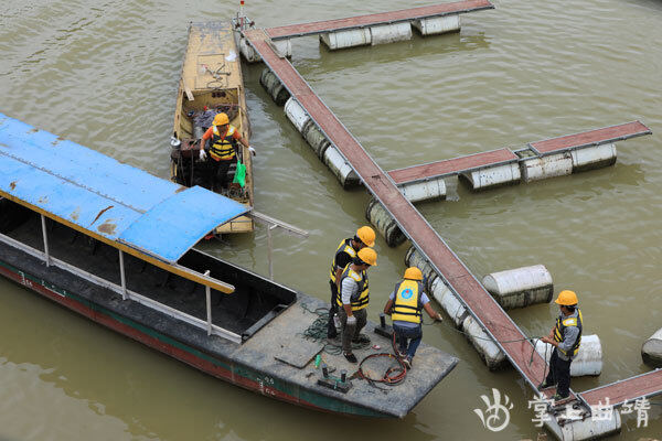 拆除网箱。 拆除网箱。