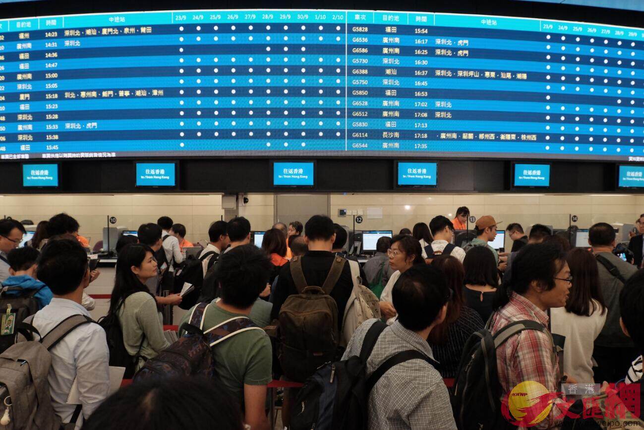 10日，香港民众排队购买广深港高铁车票，图片来源见水印
