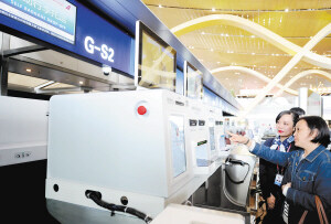 自助行李托运设备昨日在长水机场启用。 记者赵伟摄