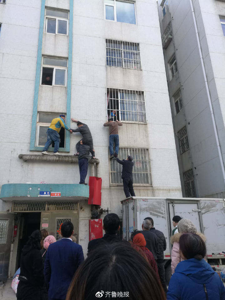 孩子被“塞”回窗内后，大家悬着的心都放了下来。 社区居民 刘子杨 图