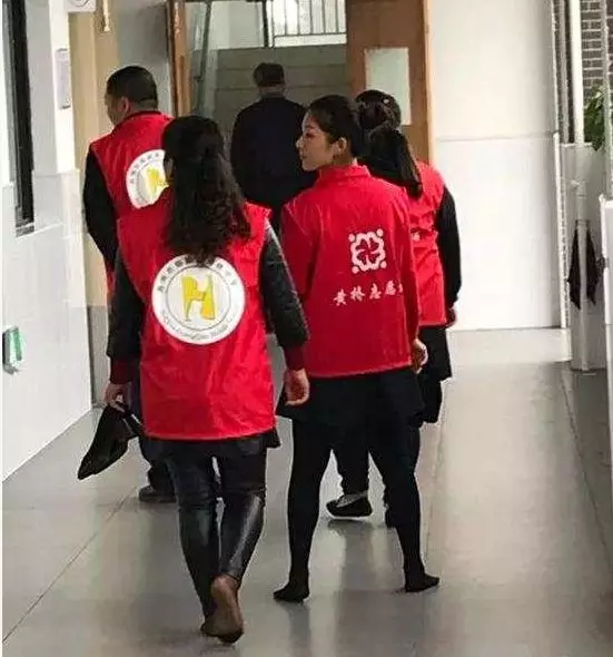 苏州黄桥中学请家长代表与老师共同巡视考场,担心高跟鞋走路声音太响