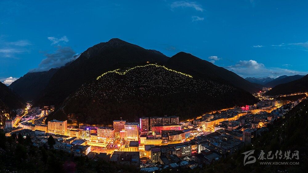 མཛའ་གཞས་ཀྱི་ཆོལ་ཁ་དར་རྩེ་མདོའི་འཕེལ་རྒྱས་ཀྱི་གོམ་སྟབས།