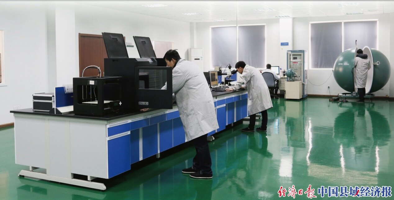 勇电照明研发中心工作人员正在研发新产品