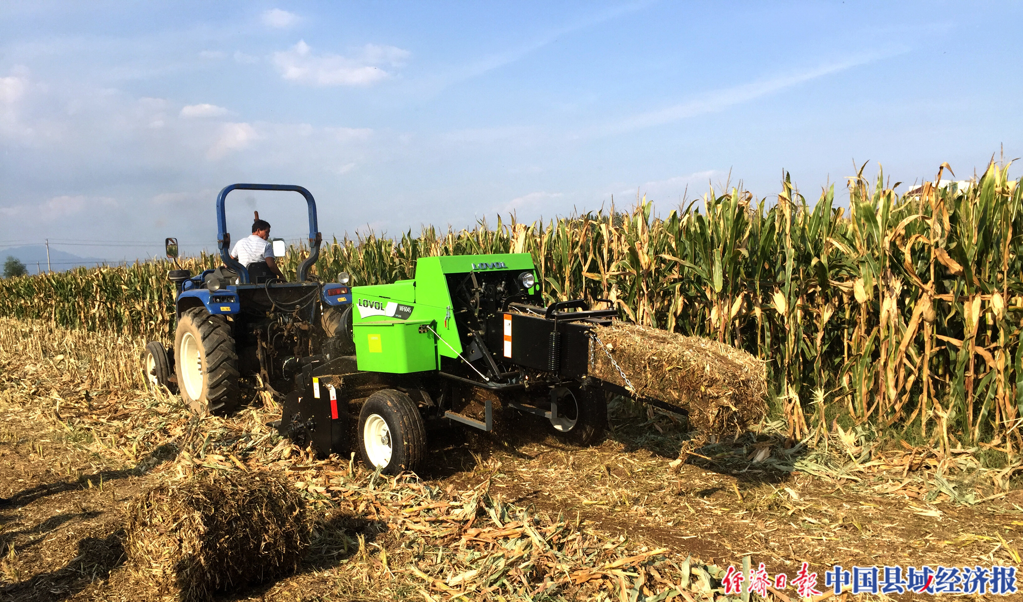 现场雷沃谷神cb03玉米收割机,雷沃打捆机,植保无人机等多款设备也参与