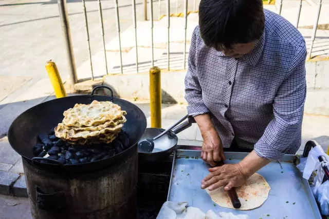 沙子馍,孝感人都叫它石头饼,据说是 最古老的铁板烧,原来是应城市长江